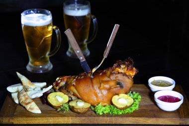 Domuz knuckle fırında pişmiş. Şaft bira - stok görüntü