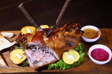 Domuz knuckle fırında pişmiş. Şaft bira - stok görüntü