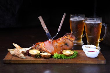 Domuz eti fırında pişmiş. Fırında domuz bacağı. Shank bira - Stok Görüntü