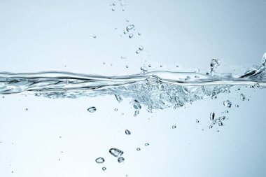 Su sıçraması izole edilmiş. Su damlalarının yaklaşması çiçek şeklini oluşturur, beyaz arkaplanda izole olur..