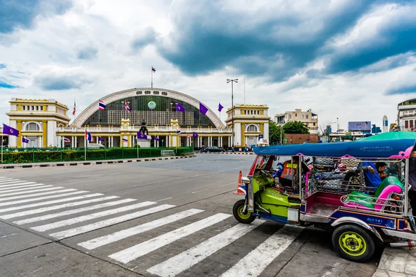 Tuk Tuk μπροστά από το κεντρικό σιδηροδρομικό, Hua Lumpong. — Φωτογραφία Αρχείου
