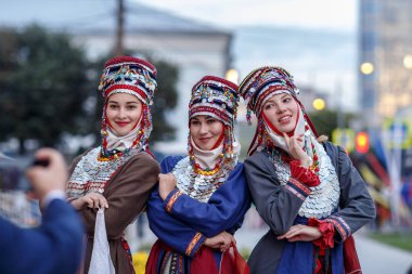 Cheboksary, Chuvashia / Rusya Federasyonu - 08.24.2019 - Chuvash ulusal kostümlü Chuvash Opera ve balesi oyuncuları