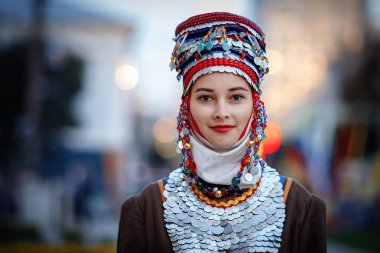 Cheboksary, Chuvashia / Rusya Federasyonu - 08.24.2019 - Chuvash ulusal kostümlü Chuvash Opera ve balesi oyuncuları