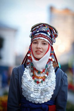 Cheboksary, Chuvashia / Rusya Federasyonu - 08.24.2019 - Chuvash ulusal kostümlü Chuvash Opera ve balesi oyuncuları
