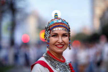 Cheboksary, Chuvashia / Rusya Federasyonu - 08.24.2019 - Chuvash ulusal kostümlü Chuvash Opera ve balesi oyuncuları