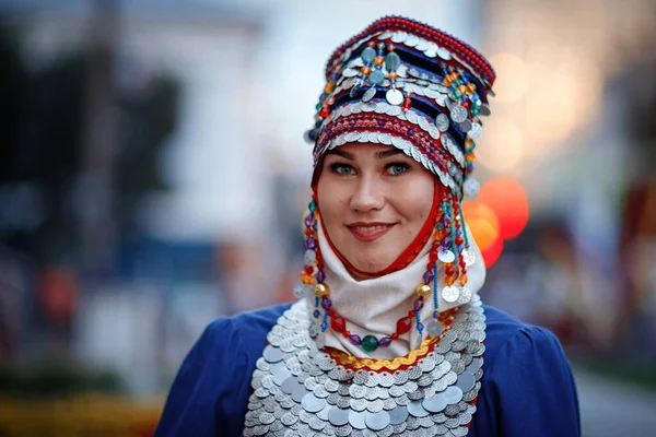Cheboksary, Chuvashia / Rusya Federasyonu - 08.24.2019 - Chuvash ulusal kostümlü Chuvash Opera ve balesi oyuncuları