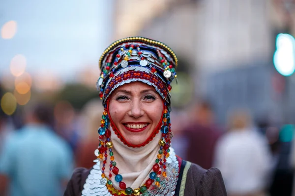 Cheboksary, Chuvashia / Rusya Federasyonu - 08.24.2019 - Chuvash ulusal kostümlü Chuvash Opera ve balesi oyuncuları