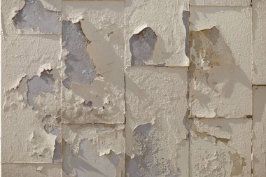 Güneşli bir günde kabuğu soyulmuş beyazlatılmış fayanslar.