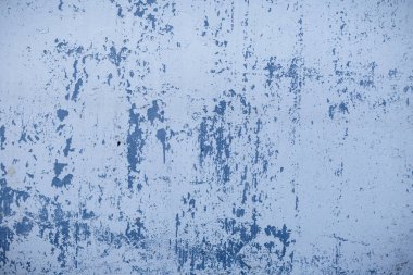 Güneşli bir günde kabuğu soyulmuş beyaz boya ile yıkanmış duvar.