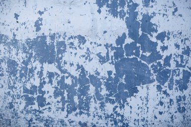 Güneşli bir günde kabuğu soyulmuş beyaz boya ile yıkanmış duvar.