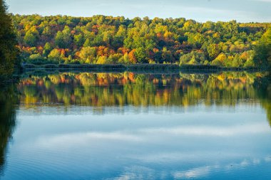 Akşam Cheboksary 'de öncü gölet Altın sonbahar
