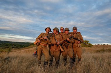 Cheboksary, Chuvashia / Rusya-08.20: Sovyet askerleri şeklinde ikinci dünya savaşının yeniden inşası