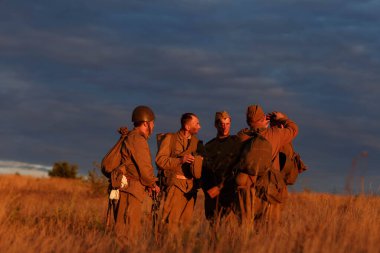 Cheboksary, Chuvashia / Rusya-08.20: Sovyet askerleri şeklinde ikinci dünya savaşının yeniden inşası