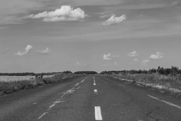 Ağustos ayı başlarında Chuvashia 'daki yerel asfalt yol siyah beyaz