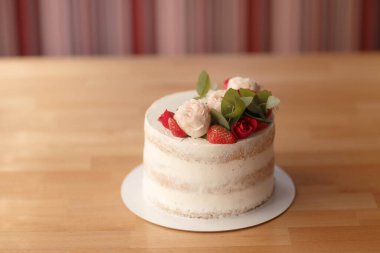 Çilekli, güllü ve yapraklı beyaz diyet pastası.