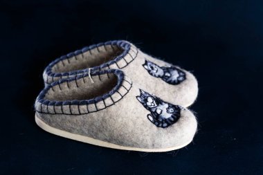 Yünden yapılmış terlikler, işleme yöntemiyle işlenmiş.