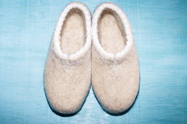 Yünden yapılmış terlikler, işleme yöntemiyle işlenmiş.