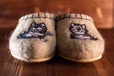 Yünden yapılmış terlikler, işleme yöntemiyle işlenmiş.