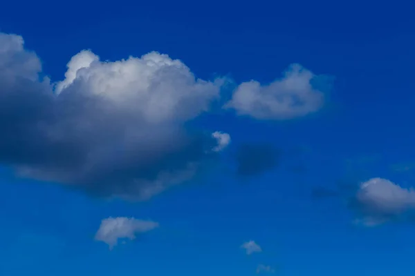 Nuages Dans Ciel Bleu Pris Avril Chuvashia Russie — Photo