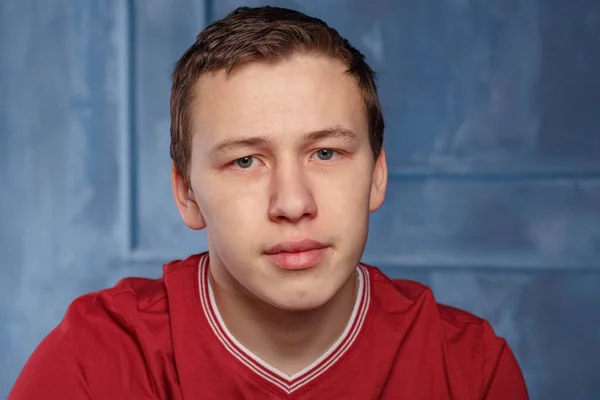 Porträt Eines Jungen Mannes Rotem Shirt Vor Blauer Wand — Stockfoto