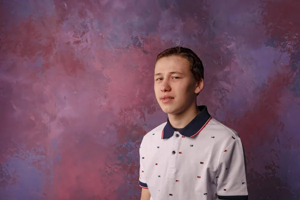 Ein Junger Mann Einem Weißen Shirt Mit Blauem Kragen Aufgenommen — Stockfoto