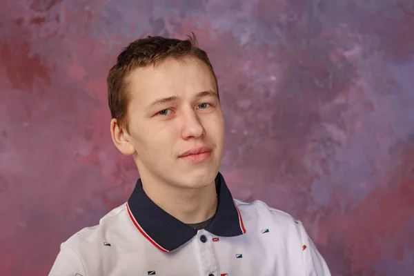 Een Jongeman Een Wit Shirt Met Een Blauwe Kraag Genomen — Stockfoto