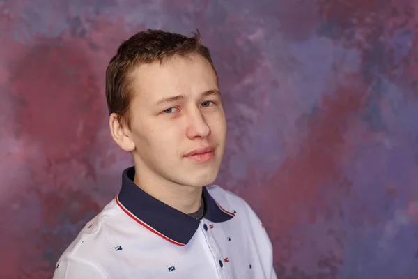 Een Jongeman Een Wit Shirt Met Een Blauwe Kraag Genomen — Stockfoto