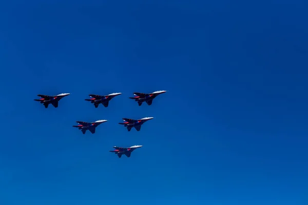 Cheboksary, Chuvashia / Rusya Federasyonu - 08.24.2019 - Cheboksary 'nin dibinde Strizhi performans akrobatik grubu