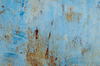 Mavi boyayla boyanmış metal bir yüzey parçası.