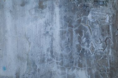 Parçalanmış bir alçı duvarın parçası, bulutlu bir sonbahar gününde çekildi.