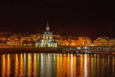 Cheboksary 'nin eski bir kasabasında, bir sonbahar akşamı çekilen suda yansımaları vardı.