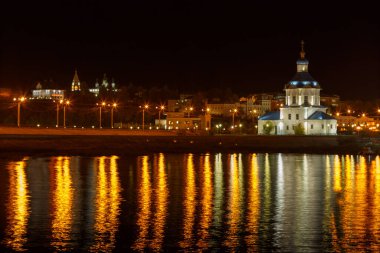 Cheboksary 'nin eski bir kasabasında, bir sonbahar akşamı çekilen suda yansımaları vardı.