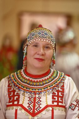 Cheboksary, Chuvashia / Rusya-10.11.2019 ulusal Chuvash kostümlü bir kadın, bir folklor topluluğu parçası olarak ulusal kültür festivaline geldi.