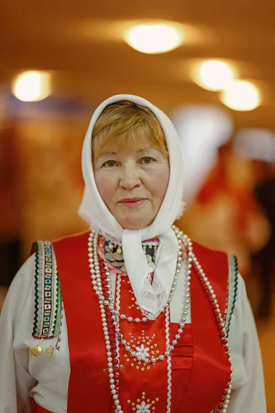 Cheboksari Chuvashia Russia 2019 民族衣装を着た女性民俗アンサンブルの一環として国家文化祭で演奏するようになった — ストック写真