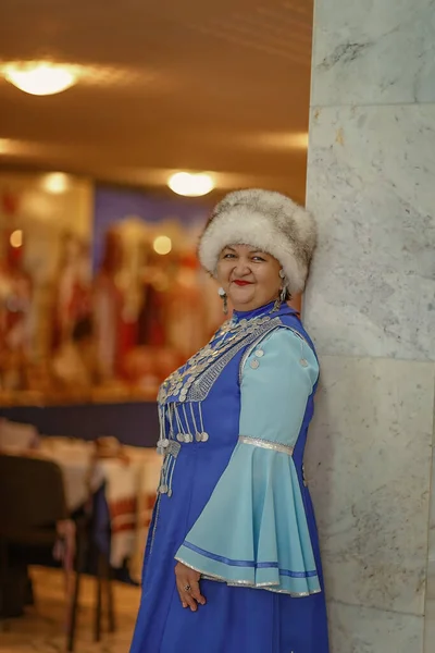 Cheboksary Chuvashia Russia 2019民族衣装を着た女性民俗アンサンブルの一環として国家文化祭で演奏するようになった — ストック写真