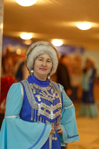 Cheboksary Chuvashia Russia 2019民族衣装を着た女性民俗アンサンブルの一環として国家文化祭で演奏するようになった — ストック写真
