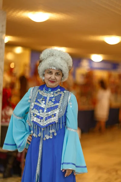 Cheboksary Chuvashia Russia 2019民族衣装を着た女性民俗アンサンブルの一環として国家文化祭で演奏するようになった — ストック写真