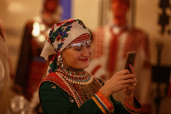 Cheboksari Chuvashia Russia 2019 民族衣装を着た女性民俗アンサンブルの一環として民族文化の祭りに出演するようになった — ストック写真