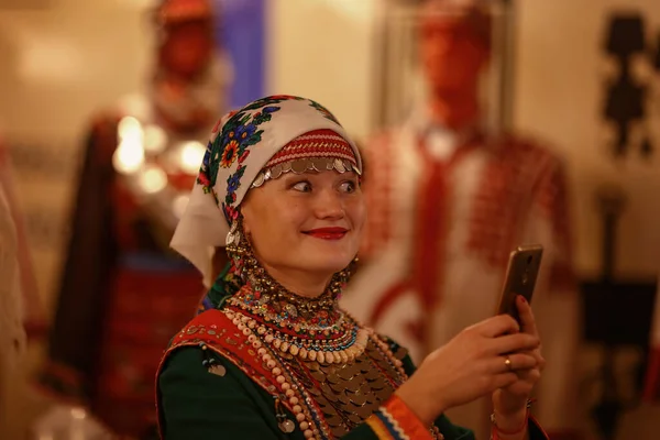 Cheboksary Chuvashia Rússia 2019 Uma Mulher Traje Nacional Mari Que — Fotografia de Stock