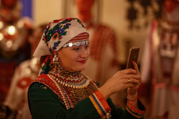 Cheboksary Chuvashia Russia 2019 Een Vrouw Het Nationale Mari Kostuum — Stockfoto
