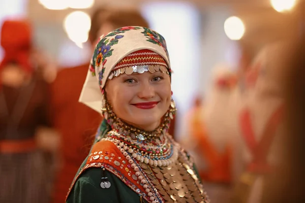 Cheboksary Chuvashia Rusia 2019 Una Mujer Traje Nacional Mari Que — Foto de Stock