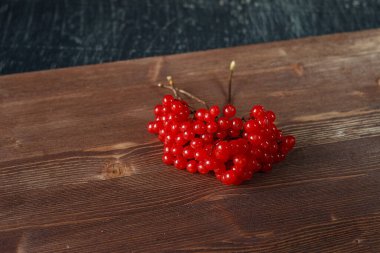 Karanlık bir arka planda bir sürü viburnum