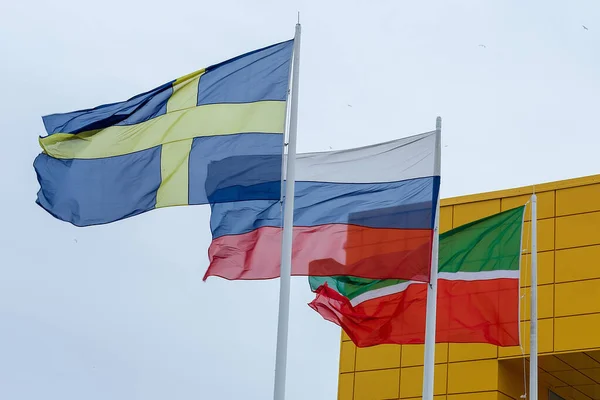Kazan, Tataristan / Rusya-11,04.2019: IKEA binasında İsveç, Rusya ve Tataristan bayrakları