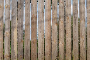 Gündüz vakti çalınan bir tahta parçası.