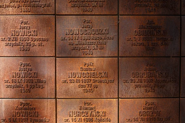 Katyn 'deki anıtta ölen Polonyalı asker ve subayların anısına atılan isimlerle dolu bir duvar.