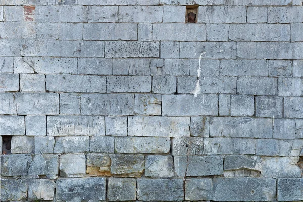 Gündüz vakti vurulan eski bir bloklardan oluşan bir duvar parçası.