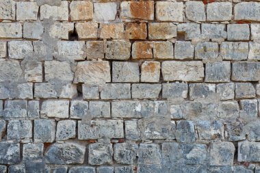 Gündüz vakti vurulan eski bir bloklardan oluşan bir duvar parçası.