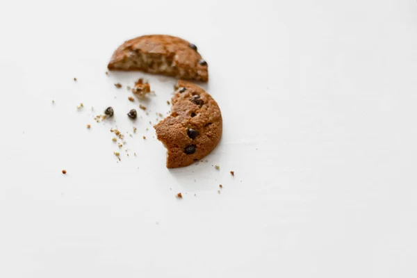 餐桌上放有巧克力片的燕麦饼干 — 图库照片