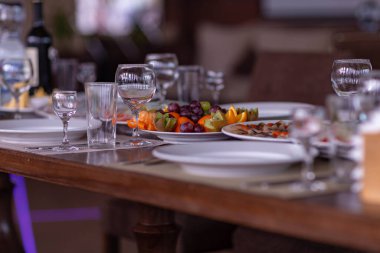 Lokantadaki düğün masası, doğal ışık altında çekilmiş.