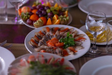 Lokantadaki düğün masası, doğal ışık altında çekilmiş.